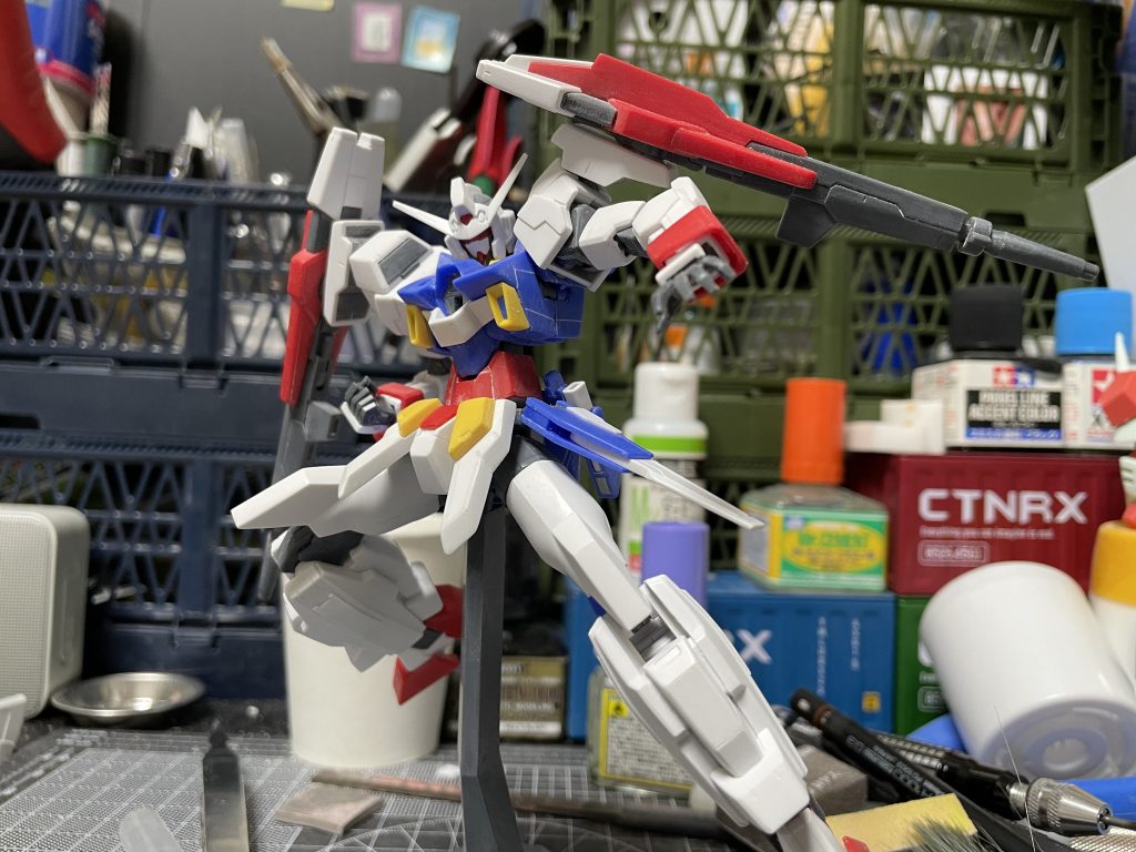 若干のディテールUPをほどこしてます。アルティメスとあわせて大体20日で完成。ちょっと雑だったかも…スジボリやらプラ板貼ってみたり。プラ板ディテールのデザインはメンディングテープで下書きしたものをプラ板に貼って切り出してます。肩アーマーなんかがそうです。塗り分けるためにスジボリしてます。二の腕とか足とかがそんな感じ。一応胴を1ミリ、首を0.5ミリくらい延長してますが可変機としてはスタイル変更はおすすめできないです。バランス崩れて可変時にいろいろ不具合が出ます。ツインドッズキャノンのポーズのとこ、右平手はビルドナックル削って作りましたが出来が微妙で見せられたものではないです💦以上、ビームとかも作りたかったけどうまくいかず、時間の都合で断念。またチャレンジしたいと思いますm(_ _)mMGも作りたい。