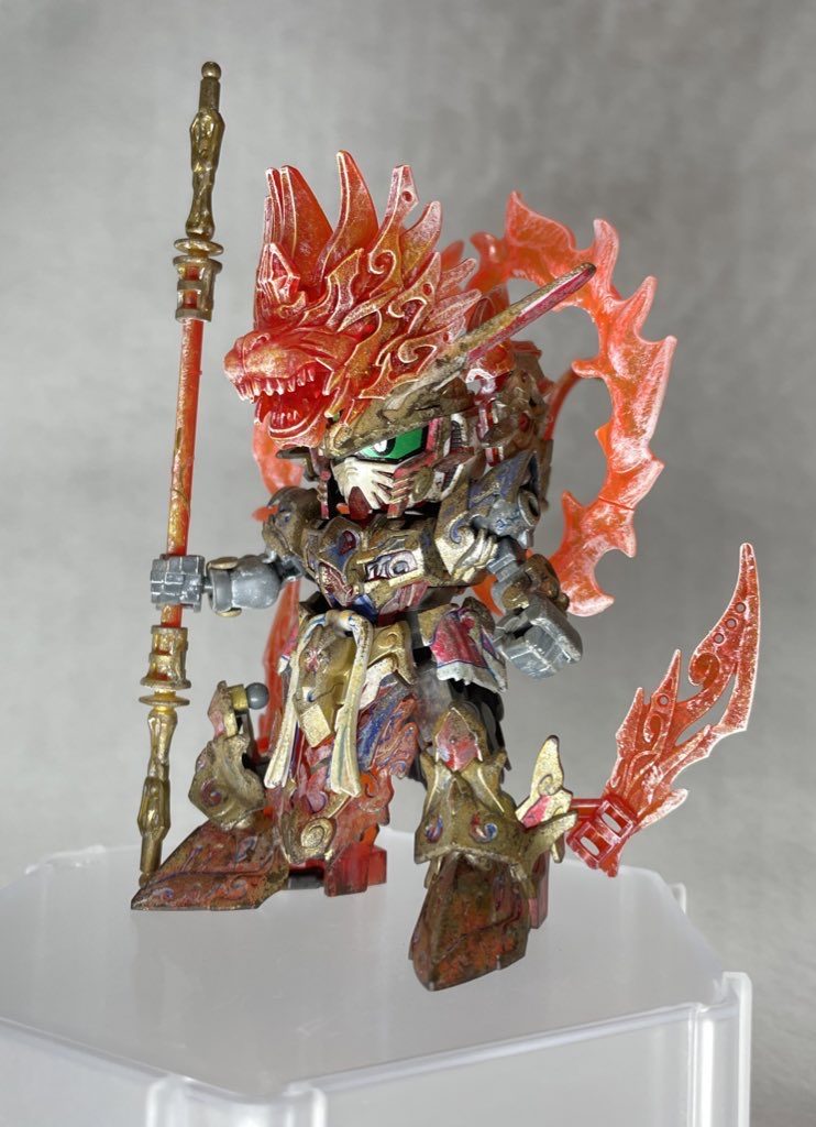 目を開けた悟空は全身から力が溢れ出てくるのがわかりました。「ふんっ！」百眼魔王の糸を引きちぎり、地面に降り立った悟空。そして胸の前で合掌をすると自分の中から炎のような光が溢れ出ました。背中には円のような炎。足には翼のような炎。そして額から龍のような炎が出現します。これが炎王光です。