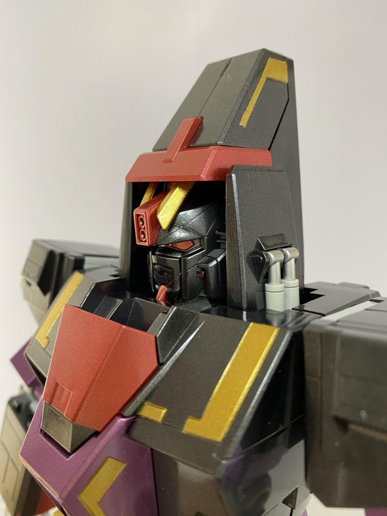 山鉾みたいな・・・変形途中です。ここから下にもぐりこみます。Z系のガンダムは変形しまくりですが・・・ガンプラにしたり、現実的に考えるとあり得ない変形しますよねwwでもそれをバンダイが具現化するのが凄いです。