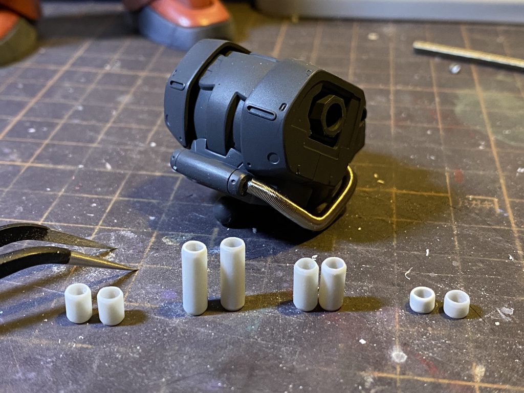 設定画をよく見てみたら頭と腰の動力パイプだけ特殊な形をしているので、一念発起して笑、アルミ線・スプリング・肉薄プラパイプで再現。実はシンメトリーは出せてないです…むずかった…。頭の角はプラ板積層からの削り出し。