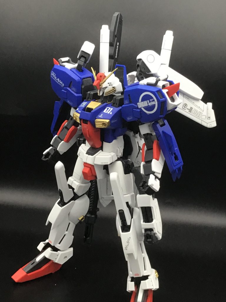 当時のMG共通の特徴として、顔が大きいプロポーションとなっているので、顔は大幅に小型化してます。後は胸部ブロックを左右から1ミリ程度幅詰めして、シュッとした風に見えるようにしてます。