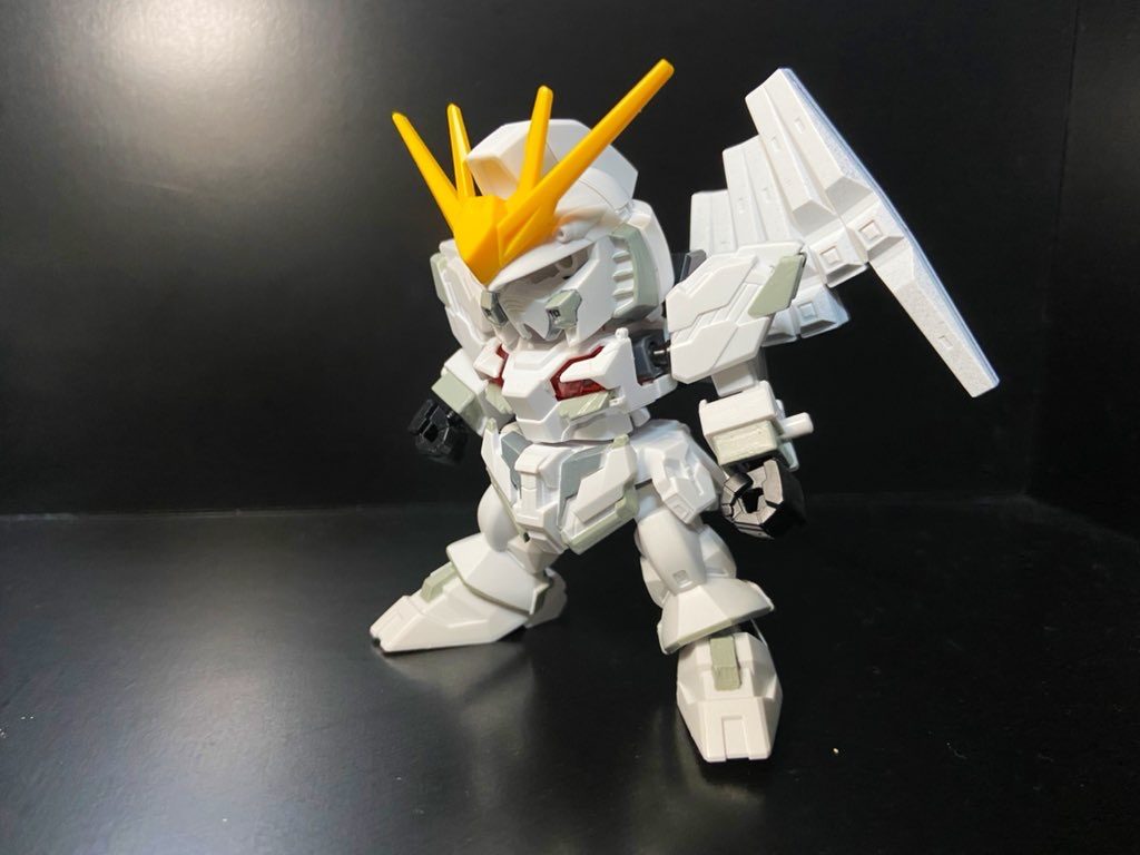 今回は合間でつくったので角のシャープ化、ミライト用3mm穴開け、ライフルの持ち手・レンズ変更以外は無改造の差し替えだけです。最近、ナラティブを見たので、νでもありユニコーンでもあり、ナラティブであるけども、どれとも違うと言うものを目指して色分けして作りました。