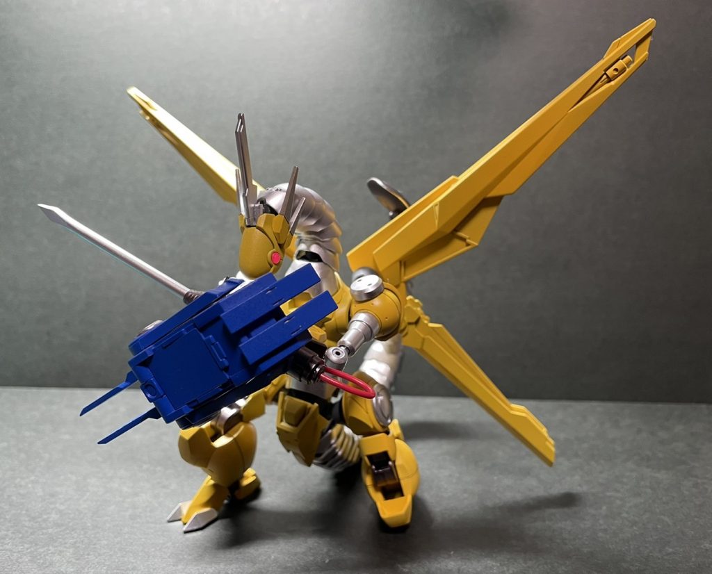 パワー・ツール・ドラゴンッ！守備表示ッ！！遊戯王おなじみの守備のポーズです！可動できるとついついやりたくなります笑脚部の短いデザインですが、しっかり膝立ちができる可動域を入れてあります。