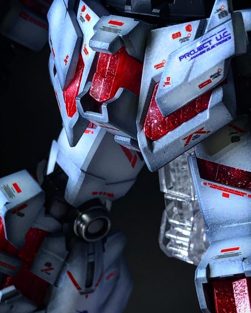 サイコフレームはクリア塗料と純色塗料を使用しグラデで仕上げています。細かい粒子状のものはスパッタリングという技法を用いて乗せています。奥行きを出すため層の間に何度か行っています。LEDに頼らずにアニメっぽい発光表現を塗装でなんとかしたいの一心。今後も追求します。