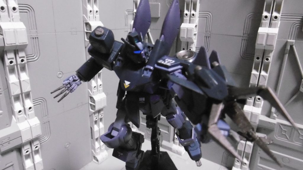 本作最大の欠点は「アクションベースに固定できない」ブリッツ腰＋ブリッツ脚なら大丈夫なのですが、１０５脚に変えるとコの字型に収まらなくなる盲点に気付かないまま作ってしまい、写真も引っ掛けているだけになります。耐震強度に不安大ですが、別に浮かせて飾らなくても良いわけで。可動改修は一切していなく全体の可動範囲も狭いです。しかし逆に言えば「駆動音を抑えられる」と思われるので、静の効果的表現になるかと。