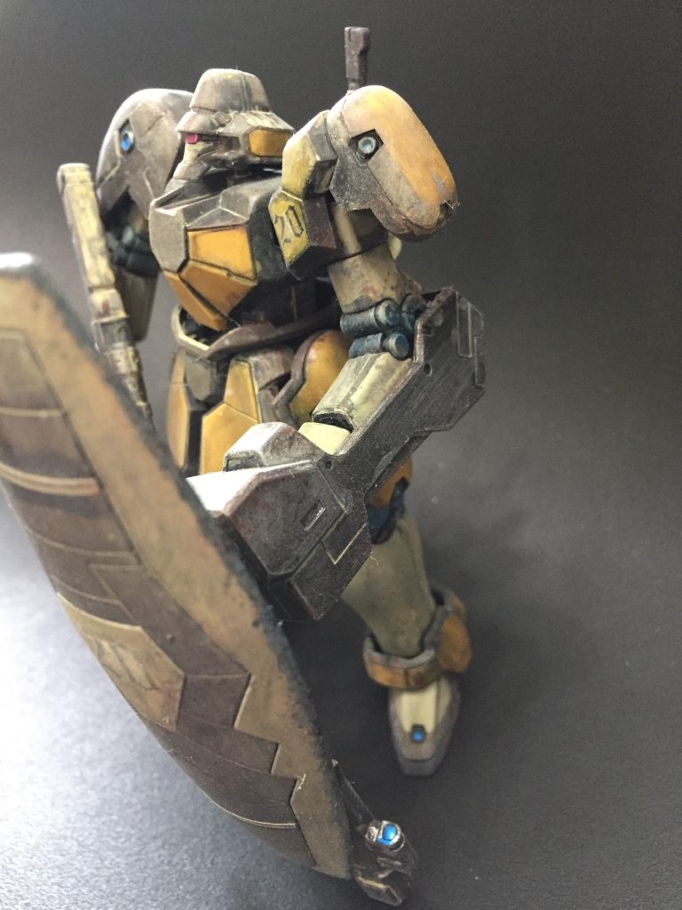 カッコ良くはありませんが使い込まれた装備で後方援護しています。