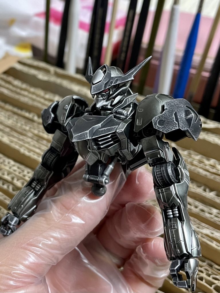 メッキ部分はゲート跡と、パーティングラインが目立ちます、、、