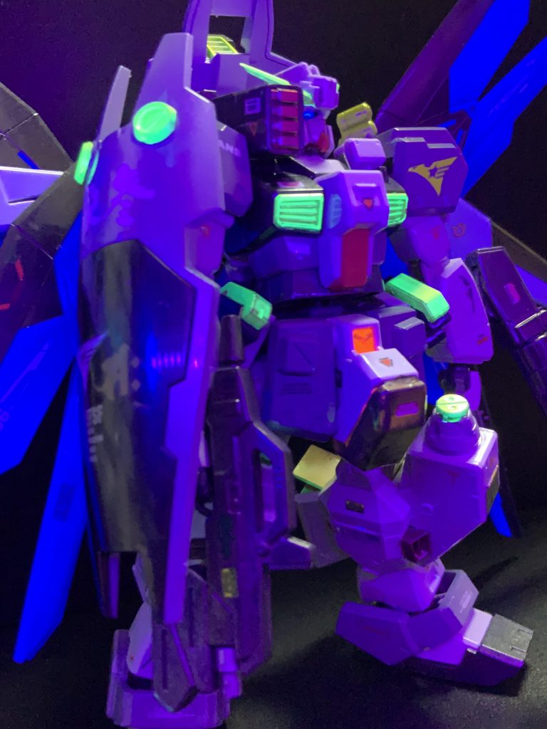 マイブームの蛍光塗料でUVライトで光る様に…