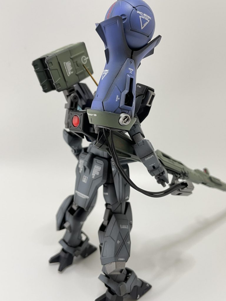 背面パックの基部はラブファントム付属のものから流用。ビームカママウント用パーツを廃してセンサーに。