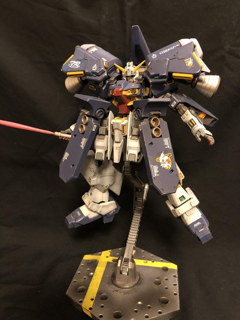 格闘戦用にビームサーベルが肩と、サブアームでも届くフロントシールド裏にも。