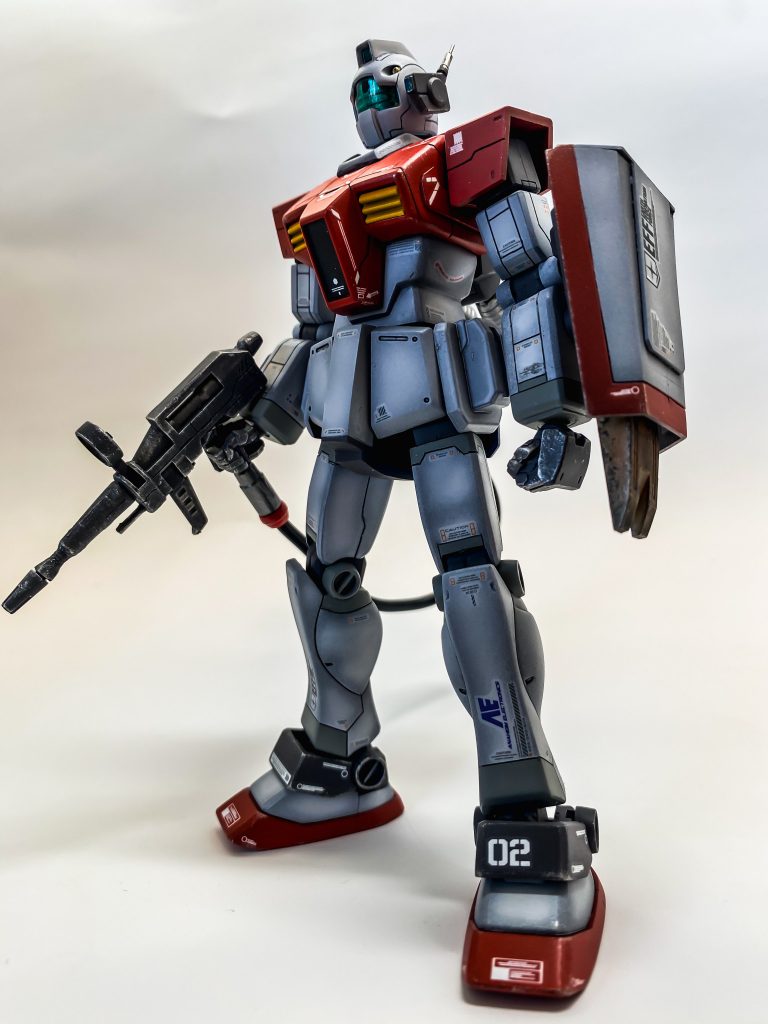 手足をそれぞれ3mmづつ延長。腰パーツ、腹部パーツは旧キットの陸ジムから移植。襟と上腕、頭部アンテナはスタークジェガンから移植。