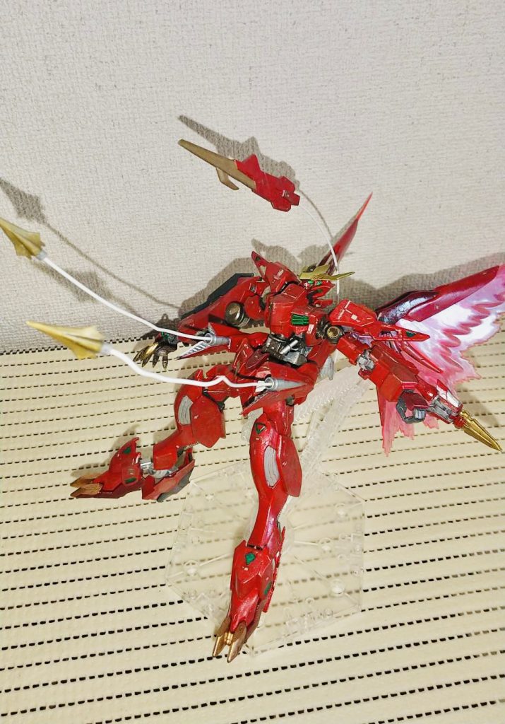 腰部には、ゴールドフレーム天ミナのマガノシラホコをスラッシュアンカーとして取り付けました。ルプスレクスのテールブレイドと、画像にはないですが左腕の天ミナのビームランスと合わせて、計4本のアンカーを射出することができます。