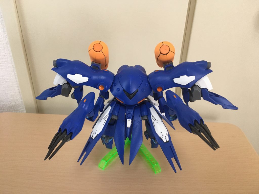 さまざまな宇宙用モビルアーマーを参考にジャンクパーツを盛ってみました。