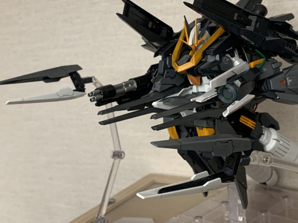 ・AZ用フィン・ファンネル「アルティメット」機体両肩の位置に装備されたフィン・ファンネル。名前の由来はそれ以上の先のない場所のことであり、究極とも訳される言葉から