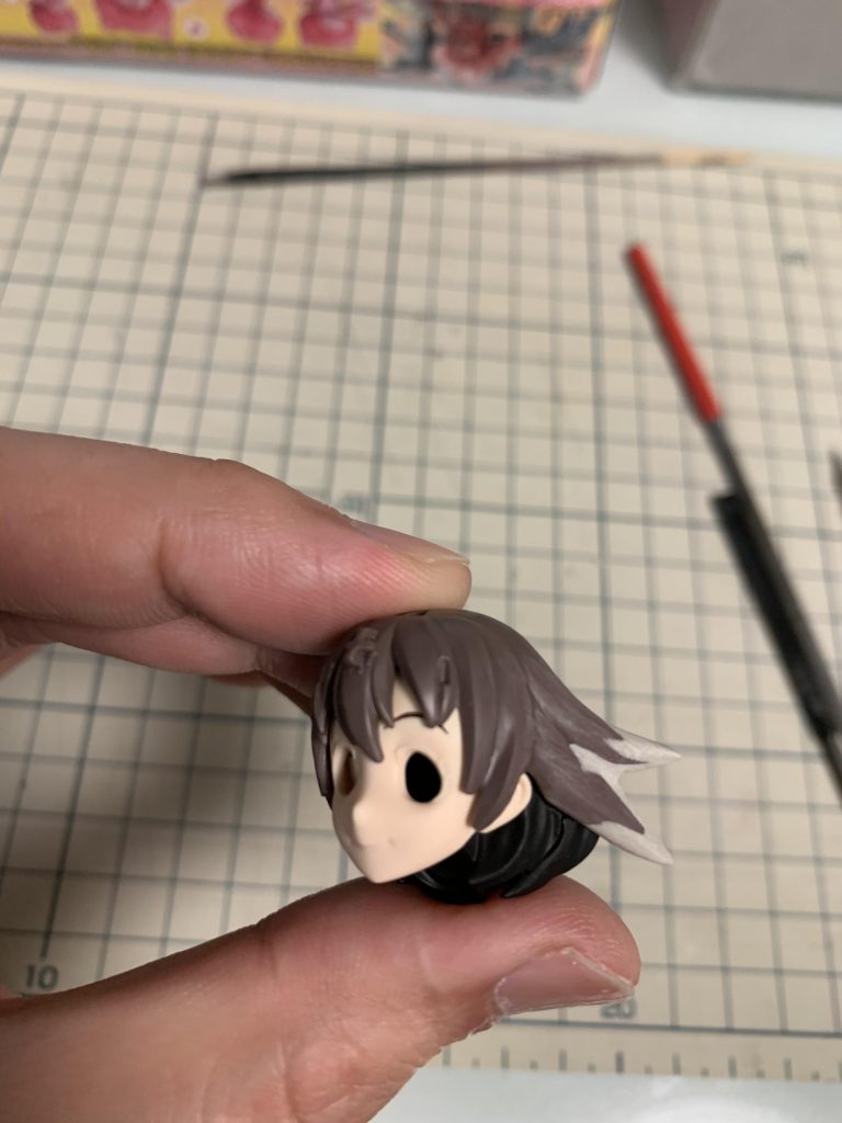 今回の改修ポイントは頭部と胸です。顔がなんか浮腫んだ印象だったので、顎のラインを修正、頬骨が邪魔だったので切削、下唇も削ってアニメ画に近くしてみました。また髪の毛の跳ねも足りなかったのでエポパテで長さを延長してます。