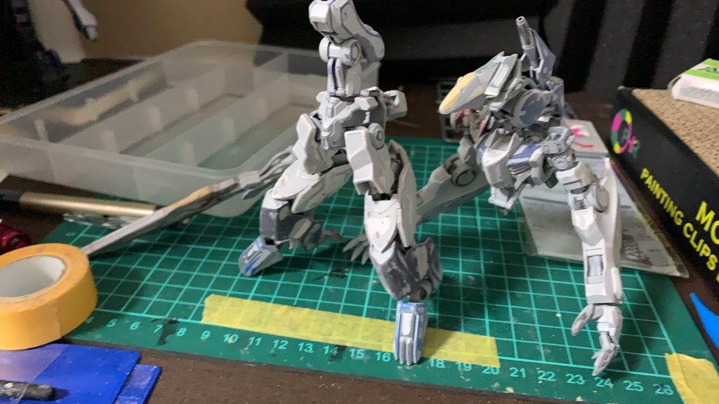 灰色のサーフェイサーを吹いて、表面処理を行い、いよいよ塗装に！