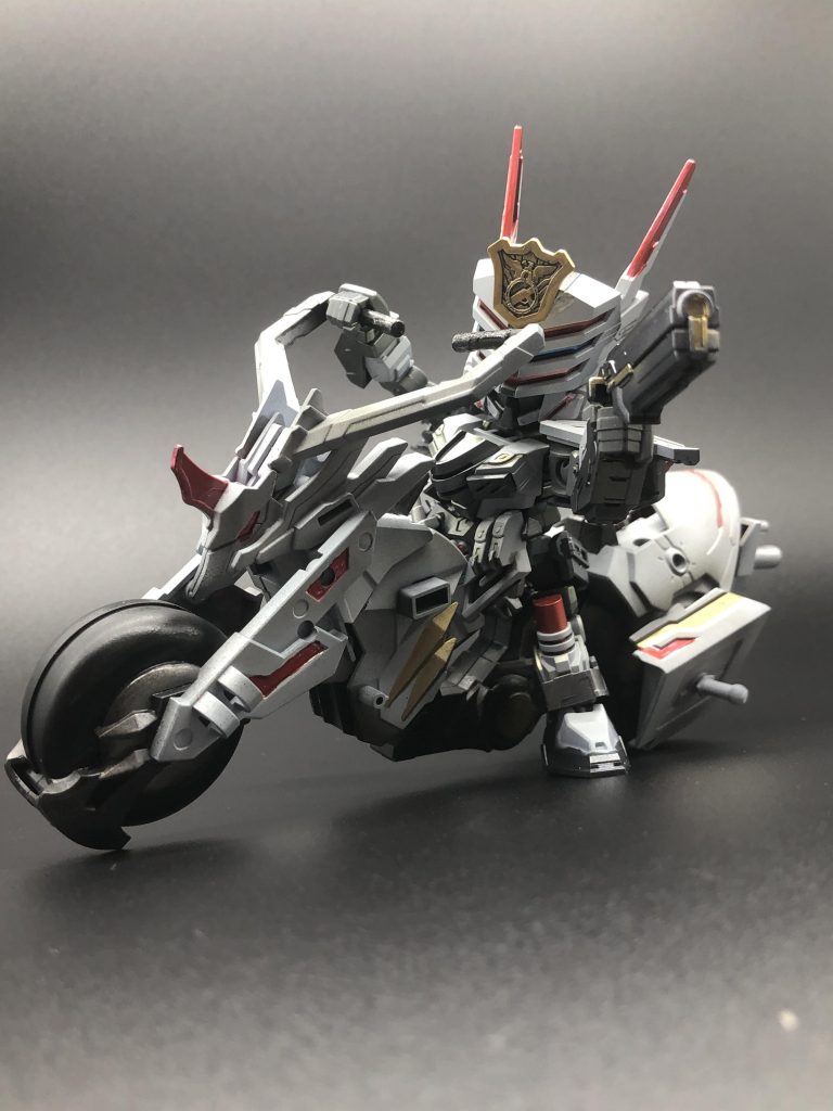 バイクとポージング。三国志キャラでバイクはイマイチ乗れなかったんですけど、これは似合いますね♪