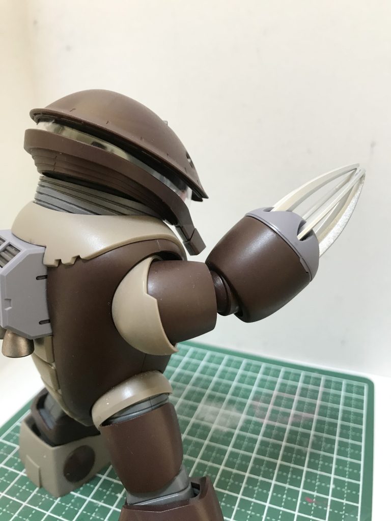 右腕はアイアンネイル可動式と収納状態の2つが選択できます