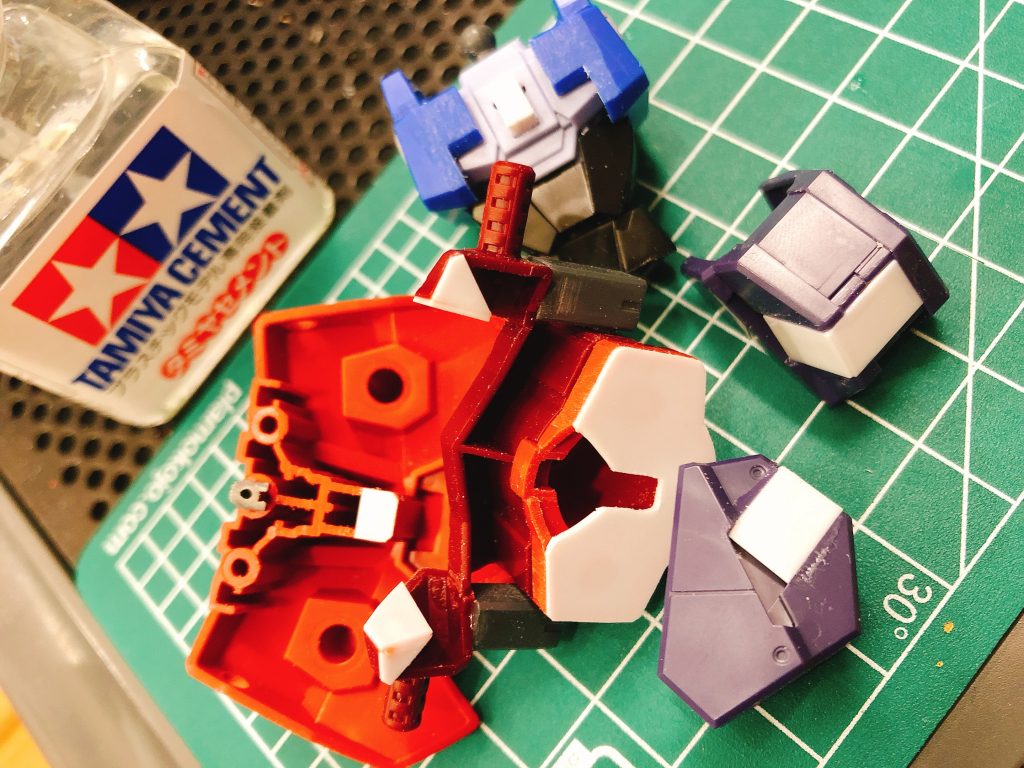 【制作過程】今回はプラ板工作にも初挑戦してみました!タミヤセメントを使うと、簡単にくっつくので楽しくできました♪