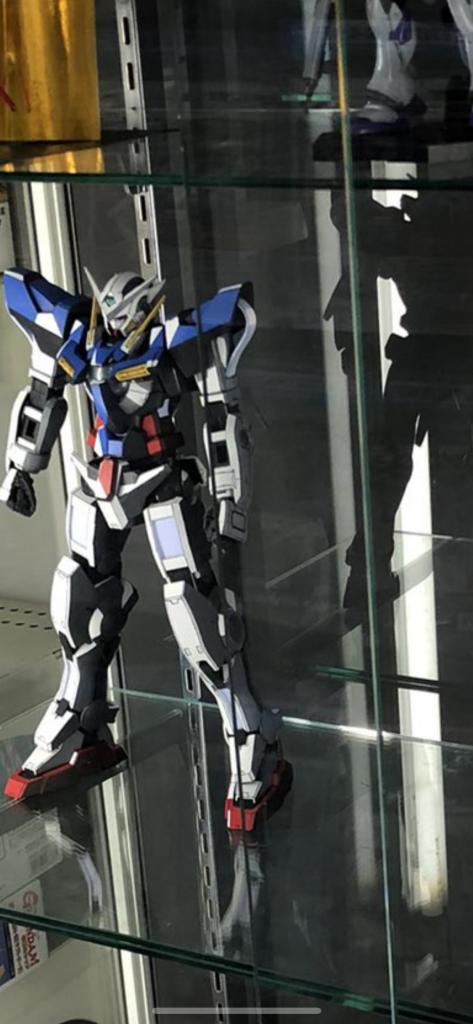 イオンモール鹿児島のホビーゾーン様のコンテストに出展しました。お題の「ガンダム 」に相応しい機体だと思います。この写真は背後のシルエットがかっこよくて気に入っています。