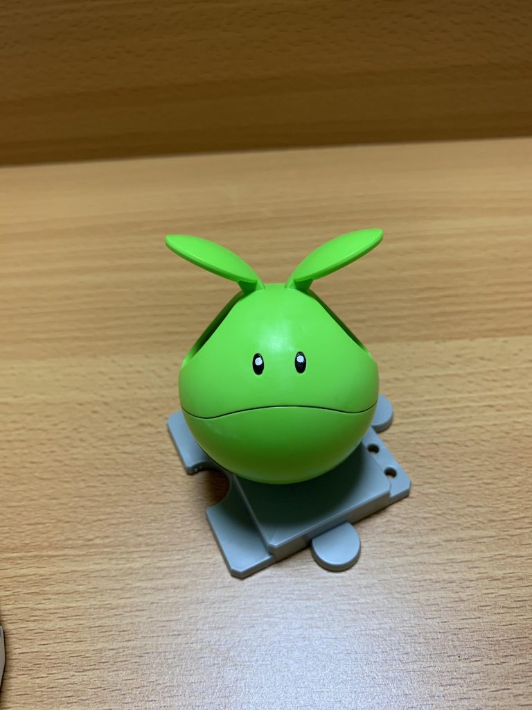 ハロプラ001のこの子を使いました。耳部は腕の取り付けの為に可動域をいじってます。内部から瞳を塗り込んだ後、台座と股下にネオジウム磁石を仕込みました。この状態は可愛い😌この後、口を開けてる姿にもしたかったので、三角に加工したピンク色のシールを貼りました。