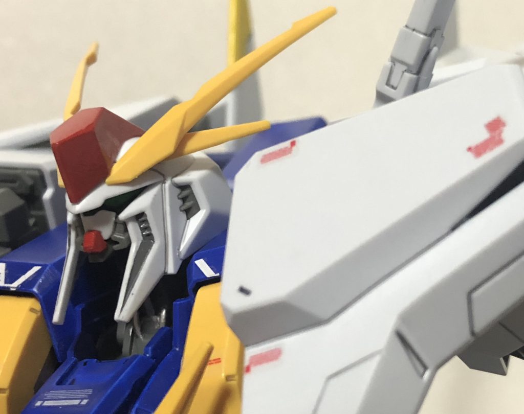 顔はひとまずキットのままですが、ヘの字スリット付きの別のガンダム顔と入れ替えてる呟きを見て真似したくなりました…その内やるかもです。
