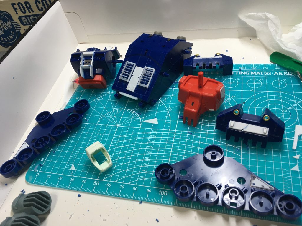 プラ板工作胸元とラジエーターは変えました