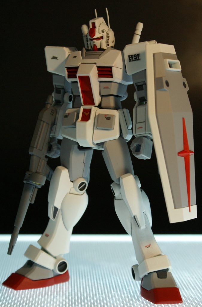 ライフルとシールドを持っての立ちポーズ。