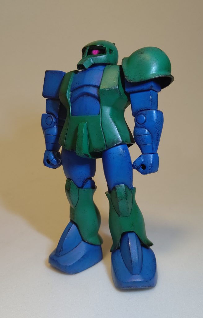 設定画の素立ちができるように股関節、足首をボールジョイント化。ヒザパッド裏と太もも下部を削ってヒザがやや逆に入るよう調整しました。グラデーションで基本塗装、全体にウォッシングと古い機体と言うことで軽めにスポンジチッピング。戦闘よりも補給艦での作業を中心に運用されているイメージで。