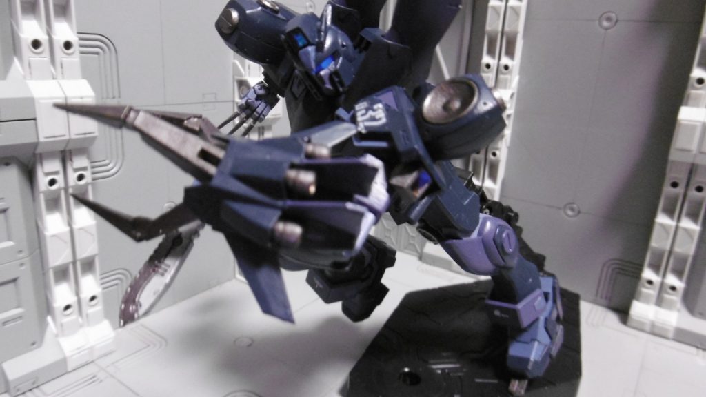 姿は視認できるのに対象をロックできず、一方的に攻撃される。そんな様を今回の隠密表現としてみました。史実にある『陽忍（姿を見せたまま堂々と術を仕掛ける忍者）』をＳＦ風に誇張した形になります。また、ロックオンから逃れられるので隠密偵察も可能です。高性能レドームにより、静止時か推進器を使わない移動に限りレーダーに映らなくなります。どちらも過去作の忍者ＭＳで毎回のようにやってますけど一応。「ロック解除パルス」もただのロックオン解除ではなく、ダブルロックオンやマルチロックオンに対抗するための機能です。狙撃・精密射撃・ミサイル等の被弾率を大幅に下げる検討をしました。ジャマーの一種なので当然ニュートロンジャマーキャンセラーの影響を受けてしまい、戦闘力も所詮はダガー。Ｎジャマーキャンセラーを持つ高性能ガンダム達には敵わないのです。