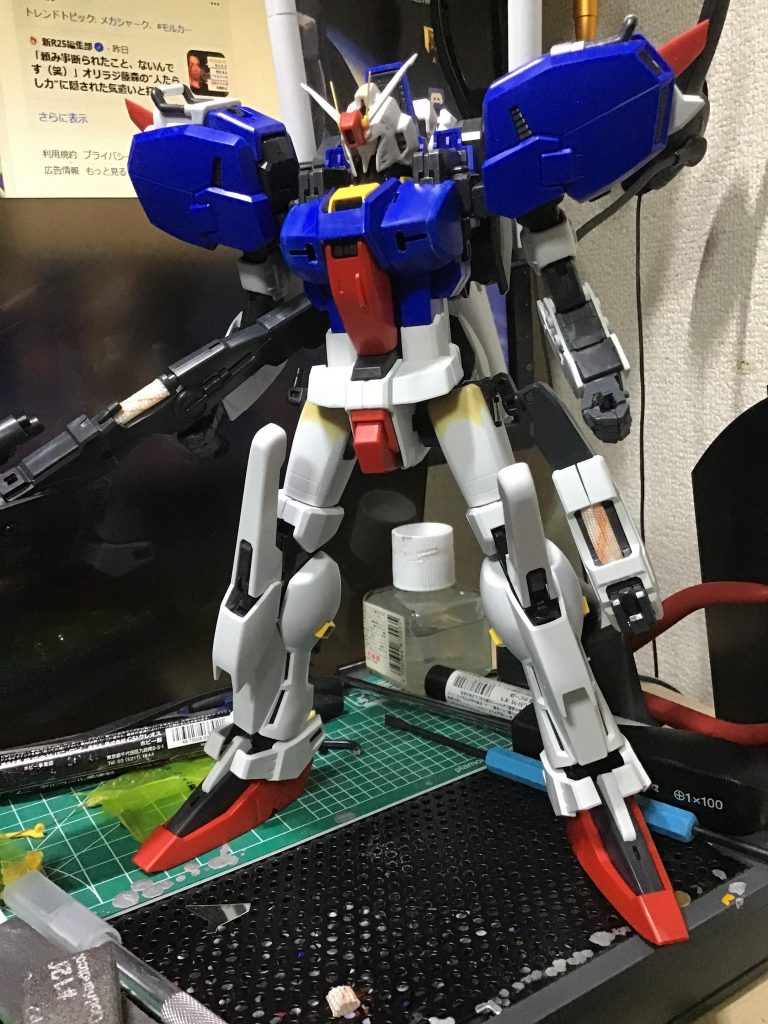 製作中の仮組み状態。頭は、顔をHGのSガンダムから持ってきて3分の2程度に小型化。頭部全体もそれに合わせて上下の幅をパテで裏打ちしつつ削って小型化。ブレードアンテナは説明書のイラストの形状の物を、ランナータグから削り出して作成。ロッドアンテナは真鍮線に交換してます。スマートガン等のパイプは、ホームセンターで見つけたいい感じの塩ビパイプに交換。太ももは説明書のイラストの形状になるようパテで成型してます。手首はMGのインパルスガンダムの武器持ち手をそのまんま流用。