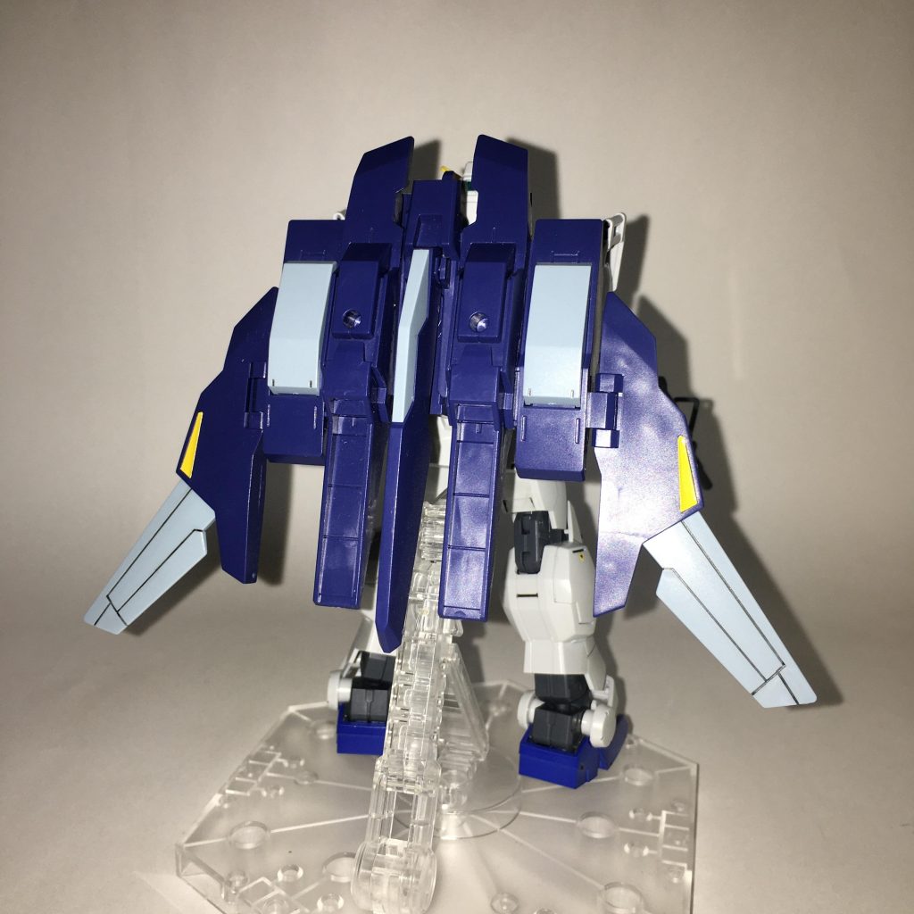 青い機体、背面。飛行ユニットにはマイクロミサイルが収納されており、相手の射程圏外からの援護射撃もできる。