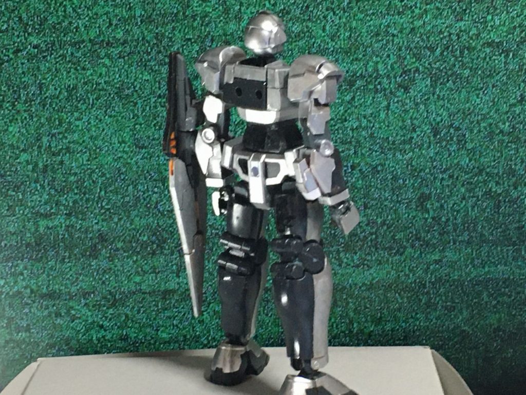 背面スラスター類は無く通常は空を飛べない。宇宙対応は無いとあまりに不便だったのでスキルとして取って対応している。