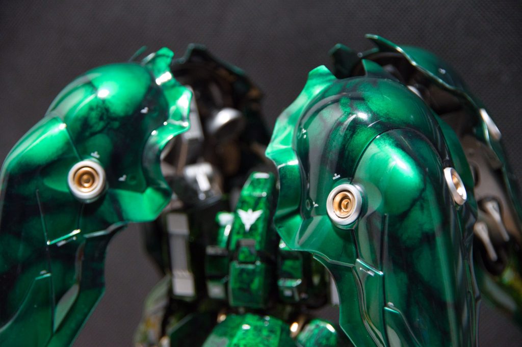 今回の作成で一番大変だったのがバインダーのツヤです。本当にパーツが大きいので、均一に塗るのが大変でした。大量に塗料を消費しましたが、満足のいくツヤが出せました。バインダーと一部パーツだけコンパウンドで磨いてあって、他のパーツは全部研ぎ出しです。