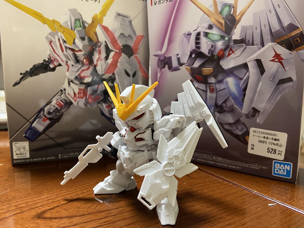 模型自体はずっとしてたのですが、ガンプラ以外に浮気してました。笑ver.kaのようなサイコフレームが見えてるνガンダムはいつかSDで作ってみたいと思っていて、exスタンダードで揃えてはいたのですが‥他ごとの合間に、無改造で差し替えてみただけで、カッコ良すぎるやろ⁈となりました。これ以上の正解を改造しても出せる自信は無かったので塗装の練習がてら作ってみました。設定は完全に後付けです。