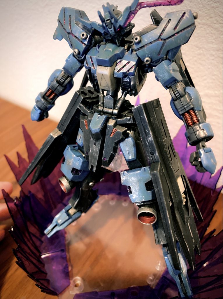 胸と肩の深いモールド部にもラメのりを流し込みエフェクトと合わせて少しキラつかせました。貴和製作所で購入したビーズを使い少しアクセントを加えました。つや消しを吹くことで安いビーズが重厚感あるメタルパーツに化けるのには驚きましたね。この時を境に手芸屋さんがお宝の山に見えるように、、、今となってはピンやらビーズやらでピルケースがパンパンです。笑