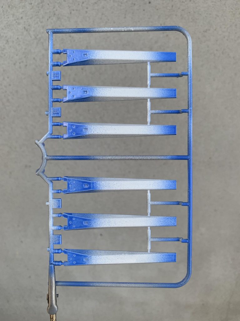 MSホワイト、ムーンストーンパールを吹いた上で、端っこにMSライトブルーをグラデーション!