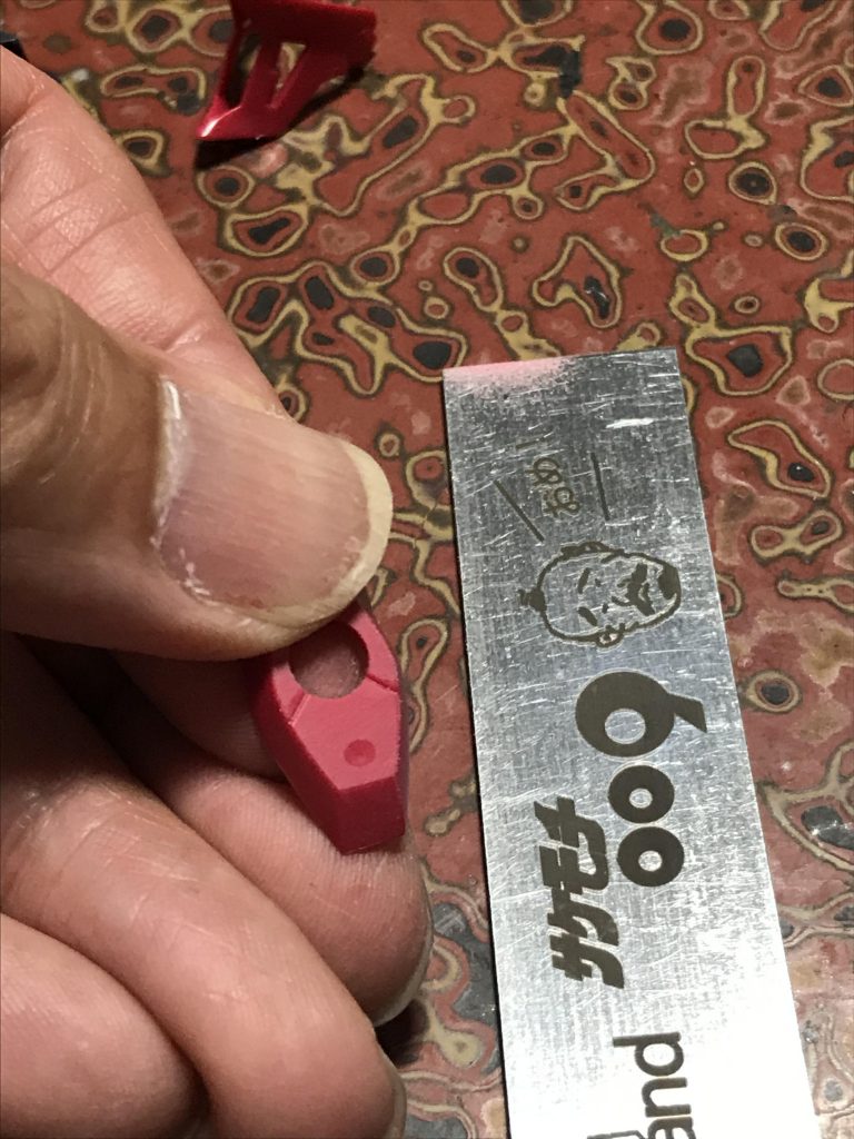 エッジ出しヤスリとペンサンダーで表面処理もガッツリと…エゲツないヒケがw