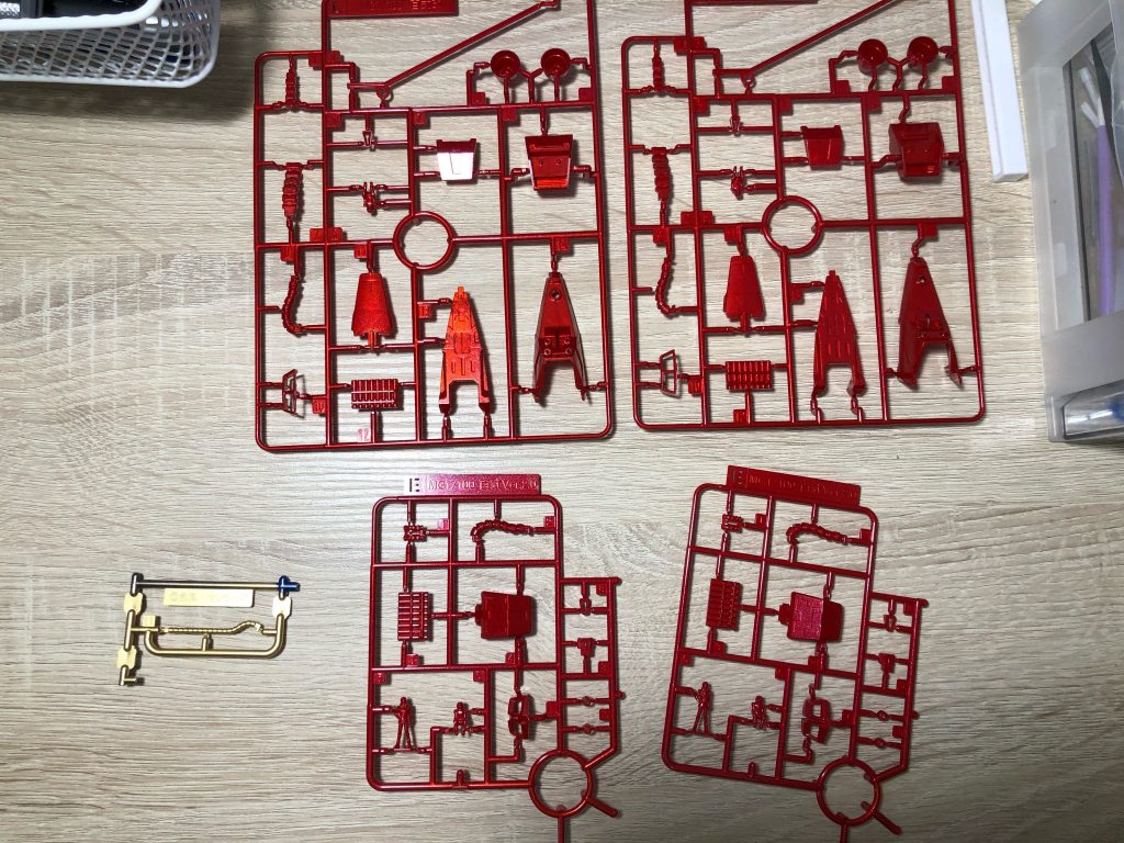 メタリックレッド(スプレー)とゴールド(スプレー)で。