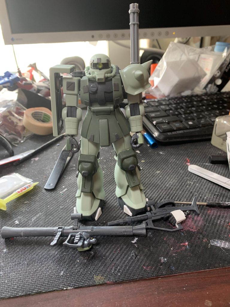 各箇所にディテールアップパーツを貼り、脛当て部分はグリモアレッドベレーの余りパーツを使ってます。ハンドパーツはザク系の物。