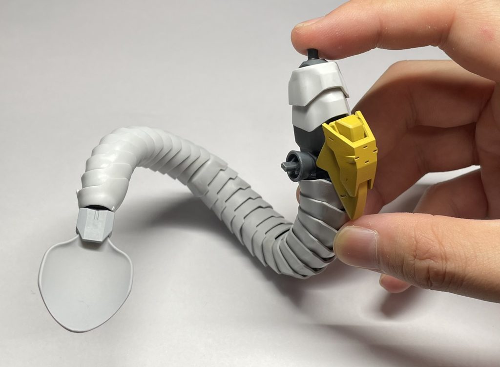 尻尾を制作していたときの画像です。可動軸を仕込んだフレームのおかげでかなり自由に動かせるようになりました。ちなみに尻尾の先端にあるスコップは、１００均のプラスチックミニスプーンを成形して作りました。