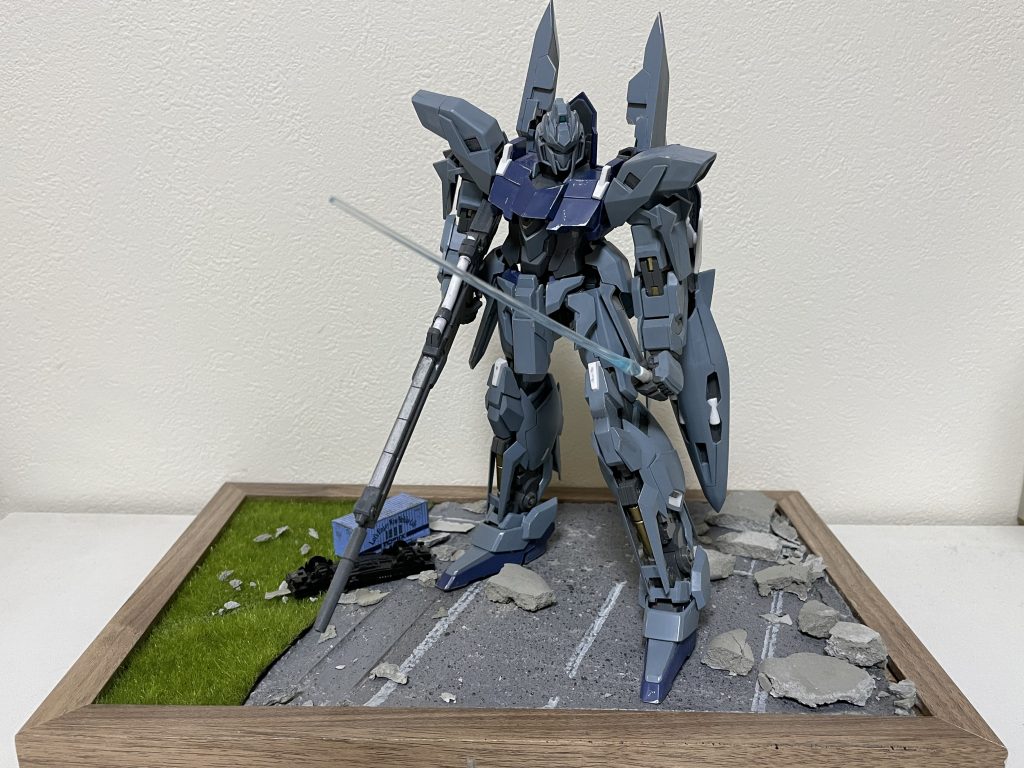 100均のセメントで瓦礫やアスファルトを再現しました。芝生も100均のものです。味付けにいまは使用されていない線路と貨物を配置しましたが、まだまだ改善の余地ありそうです。