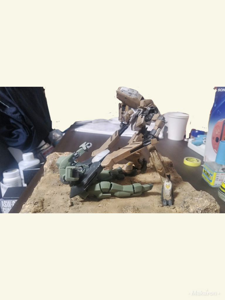 挟まらないのでグレイズは右腕ごと胴体潰しました。土台は100均で額縁、発泡スチロール、コルク粘土を塗料に混ぜて筆塗りまでやっての初塗装😏