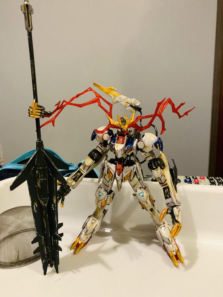 それから時を経て色んな方々の作例を拝見したり技法や道具など知識を増やしていき、この作品を用いて初めてのウェザリングに挑戦しました。爪などのシールも取り払いイエローとレッドを調色して部分塗装にもリベンジしました。つや消し後にリアルタッチマーカーで各所を汚して、100均のペイントマーカーシルバーを使用して爪楊枝ちまちま剥げ塗装しました。このとき汚していく事がここまで楽しいとは思っておらず、気が付けばひたすら汚くしてました。笑ダメージ表現なども加えてもっとリアルにボロボロにしても良かったですね。気が向いたら再挑戦したいと思います。