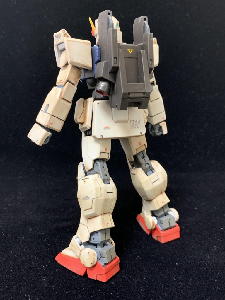背面から。デカール・マーキング類はガンダムデカールと付属のシールを使用。一応1500番で水研ぎをして水転写デカールの段差は消してます。