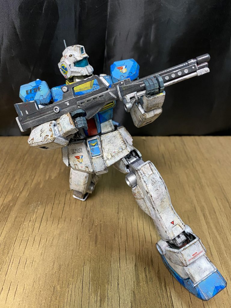 ロングライフル構え!結構昔のキットなんで可動は難しいです。武器の持ち手もガッチリとは行きません。