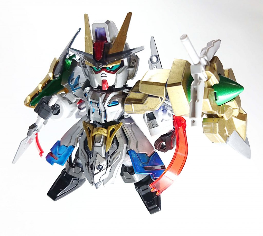 使用キットEXスタンダード・ストライクガンダム三国創傑伝・荀彧ストライクノワール三国創傑伝・関羽雲長νガンダムBB戦士・ダブルオーガンダム セブンソードEXスタンダード・ガンダムエクシアSD・ガンダムバルバトスDXバルバトスは目のシールのみ、エクシアは腕パーツのみを使用しました。バックパック部分は逆さまになるように接続しています。やっていることはおよそガンダムラヴファントムと同じですねw赤いクリアパーツを飾り紐のようなおしゃれパーツにしてみました。