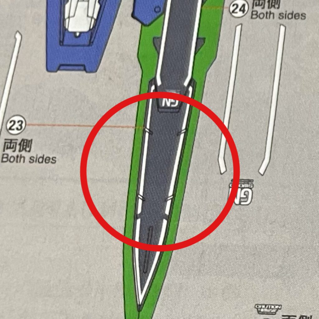 この段差に貼るのはどうしてなかなか。もちろんマークソフターとか意味ないので、全て密着度上げるため”水貼り”してます。余白カットできる限り極限までカットして目立たないように努力してます。白背景にした方がより目立たないかと。いろいろやって効果あるのかわかりませんが実物も気にならないです。 