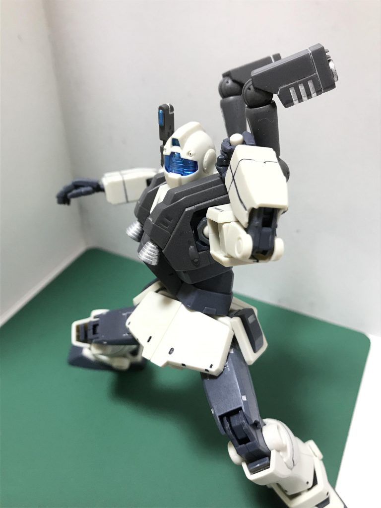 腕周りの自由度も高いのでサーベルを掴むのも楽々です