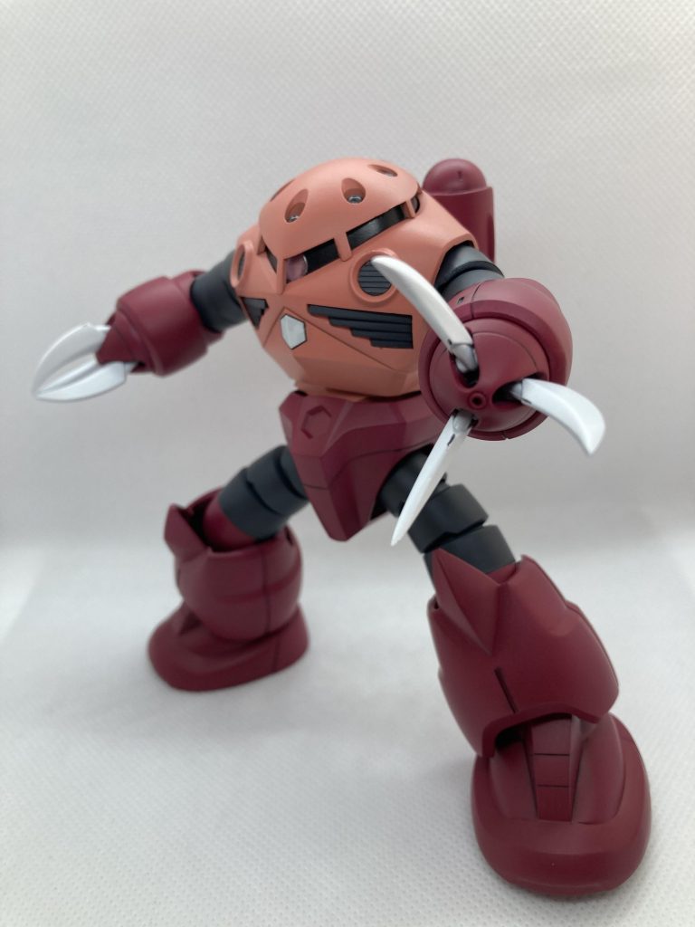 モノアイはど真ん中だとポーズが決まらないかなと思い、多少ずらしてみました。家の飾るスペースも関係もあり、普段はポーズつけないくせに爪をはめたときに塗装が剥げてる